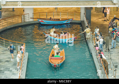 SINGAPORE, all'interno del Mall / Marina Bay Sands, 27 Febbraio 2011 : faux-antiche barche sampan che può essere prenotato per un giro del centro commerciale con il proprio Foto Stock