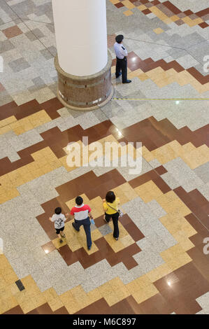 KUALA LUMPUR, Malesia, all'interno del Mall / luglio 30, 2012: la bella grafica del pavimento in marmo del centro commerciale Berjaya times square Foto Stock