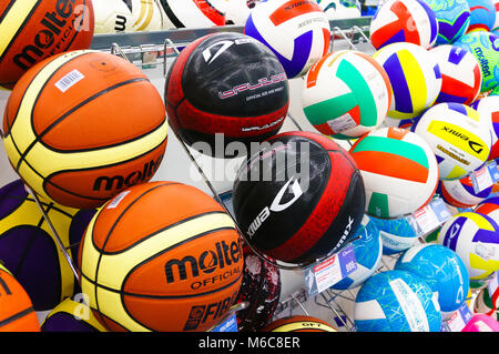 Ekaterinburg, Russia - Novembre 24, 2013: i colori dei palloni da calcio all'interno Sportmaster Sport Store Foto Stock