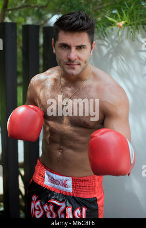 Uomo con prenotazione guanti e muay thai pantaloncini Foto Stock