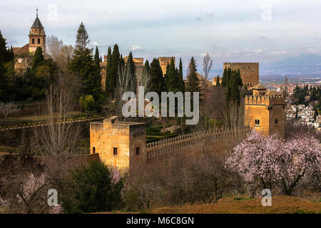 Vista del nord del muro difensivo dell'Alhambra dal Generalife, Granada, Andalusia, Spagna Foto Stock