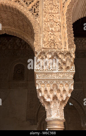 Dettaglio di un riccamente decorate colonna all'ingresso della Sala Regia, Padiglione Nord, Palacio del Generalife, La Alhambra di Granada, Andalusia, Spagna Foto Stock