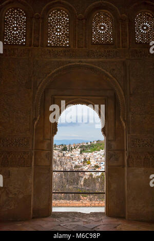 Vista su Sacromonte da Sala Regia (Royal Hall) del Palacio de Generalife, Granada, Andalusia, Spagna Foto Stock