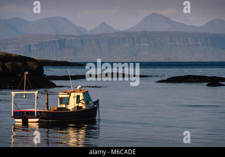 Scozia Ebridi Esterne 2000 Le Ebridi Esterne, noto anche come le Western Isles (Gaelico Scozzese: Na h-Eileanan Siar [nə ˈhelanən ˈʃiəɾ] o Na h-Eileanan un Iar [nəˈhelanən əˈɲiəɾ]), Innse Gall ("isole di the strangers") o la lunga isola o l'isola lunga (Gaelico Scozzese: una t-Eilean Fada), è una catena di isole al largo della costa occidentale della Scozia.[Nota 1] Le isole sono geograficamente coestensiva con Comhairle nan Eilean Siar, uno dei 32 Consiglio unitario zone della Scozia. Essi fanno parte delle Ebridi, separata dalla terraferma scozzese e dalle Ebridi Interne dalle acque Foto Stock