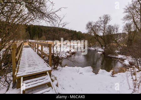 Passerella sul fiume Ythan a bricchi di legno Gight vicino Methlick, Aberdeenshire, Scozia Foto Stock