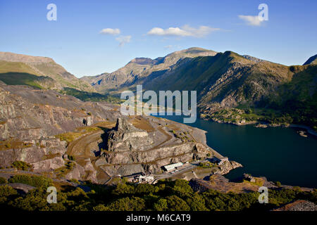 In disuso cava di ardesia a Dinorwig, Snowdonia, il Galles in estate il sole con le montagne sullo sfondo Foto Stock