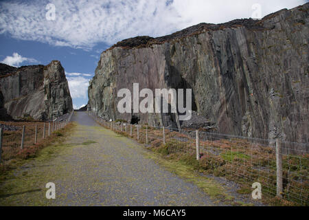 Gli alpinisti su una faccia di ardesia in disuso cava di Dinorwig, Snowdonia, Galles Foto Stock