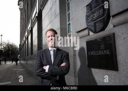 Dermot Nolan, Ofgem Group chief executive e dei mercati del gas e dell'Elettricità autorità (GEMA), fotografato lungo Millbank, London, England, Regno Unito Foto Stock