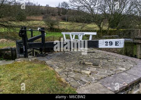 Bloccare 29E su The Huddersfield stretto canale a Slaithwaite, Huddersfield, West Yorkshire, Inghilterra, Regno Unito. Foto Stock