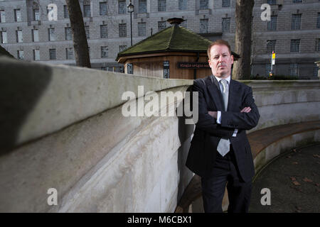 Dermot Nolan, Ofgem Group chief executive e dei mercati del gas e dell'Elettricità autorità (GEMA), fotografato lungo Millbank, London, England, Regno Unito Foto Stock