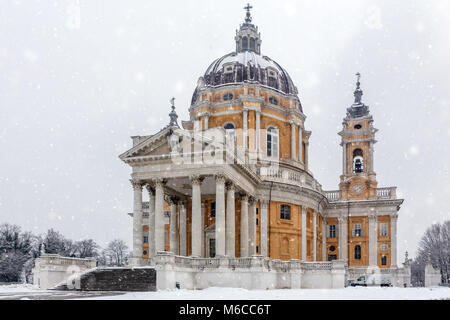 Basilica di Superga chiesa durante una nevicata a Torino, Italia Foto Stock