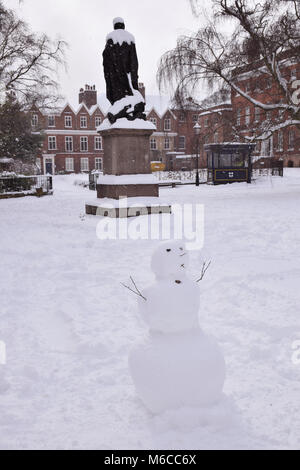 Neve, Cattedrale vicino, Norwich Feb 2018 REGNO UNITO Foto Stock