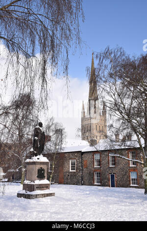 Neve, Cattedrale vicino, Norwich Feb 2018 REGNO UNITO Foto Stock