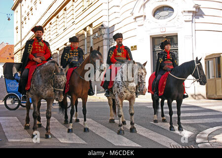 Croazia Zagabria, 1 ottobre 2017: quattro cavaliere, membri della Cravat reggimento, di fronte alla vecchia fortezza Gate, Zagabria, Croazia Foto Stock