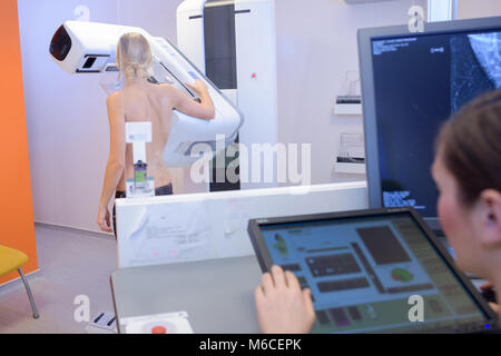 La donna in ospedale per la mammografia scan Foto Stock