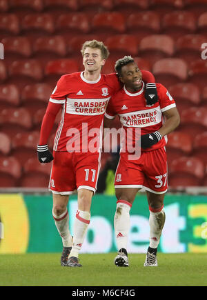 Middlesbrough Patrick Bamford (sinistra) sembra piacere dopo il suo punteggio i lati secondo obiettivo del gioco, celebrando con il Middlesbrough's Adama Traore durante il cielo di scommessa match del campionato al Riverside Stadium, Middlesbrough. Foto Stock