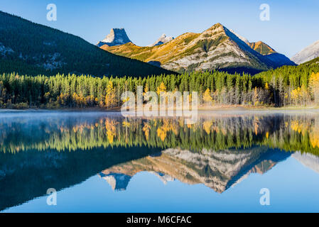 Stagno di cuneo, Spray Valley Provincial Park, Kananaskis, Alberta, Canada Foto Stock