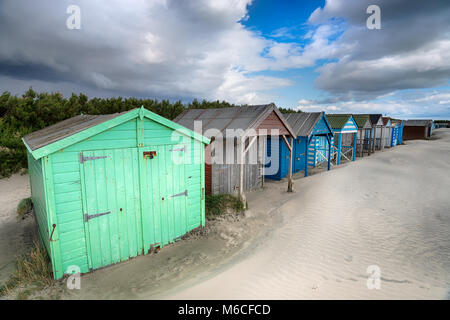 Bella spiaggia di capanne a West Wittering sulla West Sussex coast Foto Stock