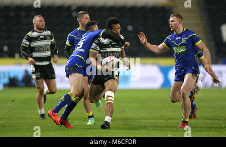 Hull FC's Bureta Faraimo è affrontato da Warrington Lupi Joe Philbin portando a quest'ultimo riceve un Cartellino rosso durante la Betfred Super League match al KCOM Stadium, scafo. Foto Stock