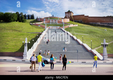 Nizhny Novgorod, Russia - 19 LUG 2015: la scala Chkalov e turisti su di esso. È il punto di riferimento di Nizhny Novgorod Foto Stock