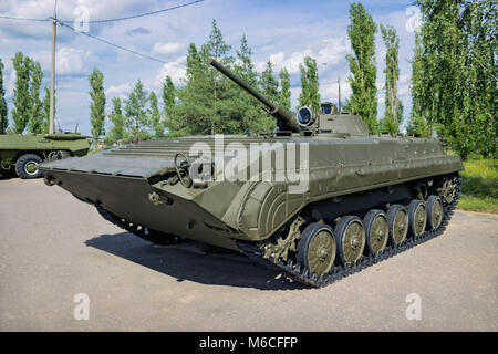 Nizhny Novgorod, Russia - 19 LUG 2015: sovietica auto di combattimento fanteria BMP-1, prodotto dal 1966, esposizione in N.Novgorod. Auto è ben restaurata, la scar Foto Stock