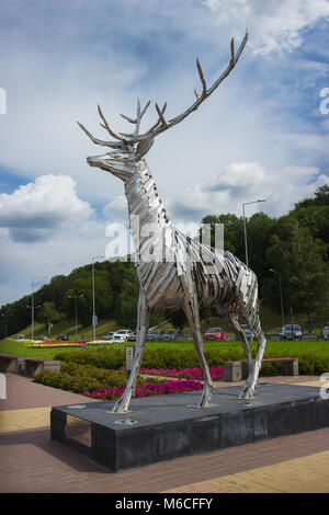 Nizhny Novgorod, Russia - 19 LUG 2015: Metalic scultura di un cervo. Il cervo è simbolo di Nizhny Novgorod Foto Stock