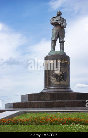 Nizhny Novgorod, Russia - 19 LUG 2015: Chkalov monumento sulla piazza principale di Nizhny Novgorod il Lug 19, 2015 a Nizhny Novgorod Foto Stock