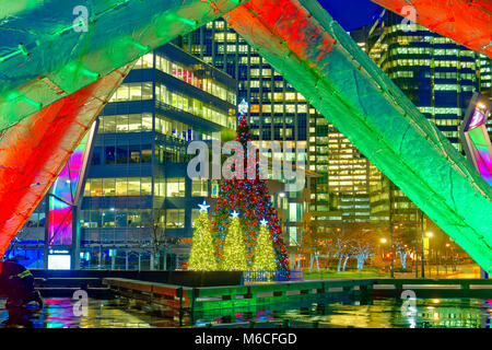 Calderone olimpico e alberi di Natale, Jack Poole Plaza, Vancouver, British Columbia, Canada. Foto Stock