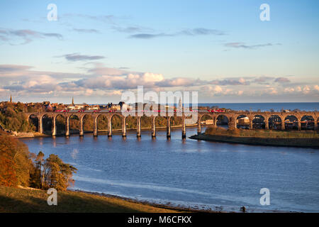 Un Virgin Trains East Coast Intercity 225 treno elettrico attraversa il confine reale ponte a Berwick upon Tweed con il 1430 Edinburgh - Kings Cross Foto Stock