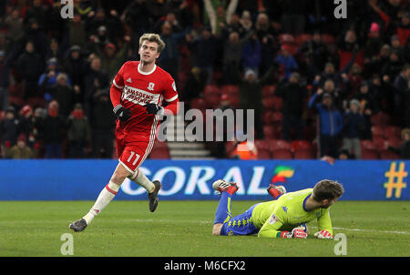 Middlesbrough Patrick Bamford (sinistra) punteggi i suoi lati terzo obiettivo e del gioco durante il cielo di scommessa match del campionato al Riverside Stadium, Middlesbrough. Foto Stock