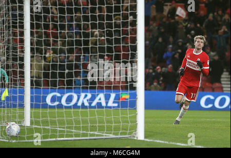 Middlesbrough Patrick Bamford (sinistra) punteggi i suoi lati terzo obiettivo e del gioco durante il cielo di scommessa match del campionato al Riverside Stadium, Middlesbrough. Foto Stock