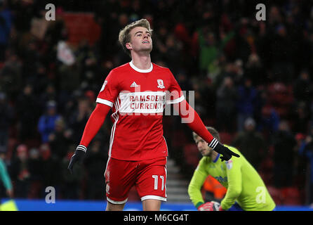 Middlesbrough Patrick Bamford (sinistra) punteggi i suoi lati terzo obiettivo e del gioco durante il cielo di scommessa match del campionato al Riverside Stadium, Middlesbrough. Foto Stock