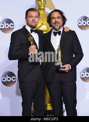 Leonardo DiCaprio, Alejandro Gonzalez Inarritu 118 all'88Academy Awards Oscars 2016 al Dolby Theatre di Los Angeles. Febbraio 28, 2016. Premere Rooma  Leonardo DiCaprio, Alejandro Gonzalez Inarritu 118 88th Academy of Motion Picture Premi Oscar 2016. Oscar trofeo, Oscar Sala stampa 2016, vincitore con il trofeo nel 2016, la statua di Oscar 2016 88th Oscar Sala Stampa Foto Stock