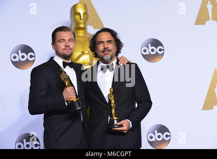 Leonardo DiCaprio, Alejandro Gonzalez Inarritu 119 all'88Academy Awards Oscars 2016 al Dolby Theatre di Los Angeles. Febbraio 28, 2016. Premere Rooma  Leonardo DiCaprio, Alejandro Gonzalez Inarritu 119A 88th Academy of Motion Picture Premi Oscar 2016. Oscar trofeo, Oscar Sala stampa 2016, vincitore con il trofeo nel 2016, la statua di Oscar 2016 88th Oscar Sala Stampa Foto Stock