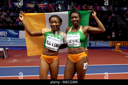 La Costa d Avorio di Murielle Ahoure celebra vincendo oro con medaglia d'argento Costa d Avorio's Marie-Josee Ta Lou (sinistra) nel femminile 60m final durante il giorno due del 2018 IAAF Indoor campionati mondiali all'Arena di Birmingham. Foto Stock