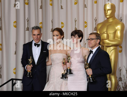 Daniel Day Lewis, Jennifer Lawrence, Anne Hathaway e Christoph Waltz  322 Press Room all'ottantacinquesimo Academy Awards 2013 - Oscar - al Dolby Theatre di Los Angeles.Daniel Day Lewis, Jennifer Lawrence, Anne Hathaway e Christoph Waltz  322 ottantacinquesimo Academy of Motion Picture Premi Oscar 2013. Oscar trofeo, Oscar Sala stampa 2013, vincitore con il trofeo nel 2013, la statua di Oscar 2013 ottantacinquesimo Oscar Sala Stampa Foto Stock
