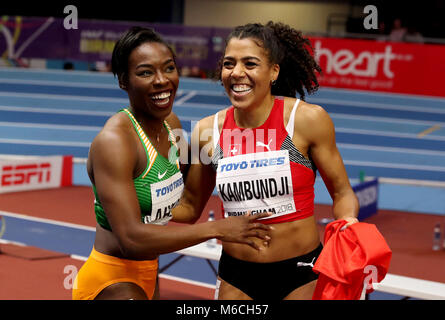 La Costa d Avorio di Murielle Ahoure (sinistra) celebra vincere l'oro a fianco della Svizzera la medaglia di bronzo vincitore Mujinga Kambundji (destra) in campo femminile 60m final durante il giorno due del 2018 IAAF Indoor campionati mondiali all'Arena di Birmingham. Foto Stock