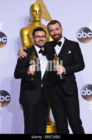 Jimmy la nuca, Sam Smith 108 all'88Academy Awards Oscars 2016 al Dolby Theatre di Los Angeles. Febbraio 28, 2016. Premere RoomJimmy nuca, Sam Smith 108A 88th Academy of Motion Picture Premi Oscar 2016. Oscar trofeo, Oscar Sala stampa 2016, vincitore con il trofeo nel 2016, la statua di Oscar 2016 88th Oscar Sala Stampa Foto Stock