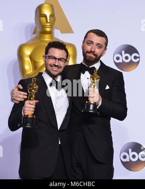 Jimmy la nuca, Sam Smith 109 all'88Academy Awards Oscars 2016 al Dolby Theatre di Los Angeles. Febbraio 28, 2016. Premere RoomJimmy nuca, Sam Smith 109 88th Academy of Motion Picture Premi Oscar 2016. Oscar trofeo, Oscar Sala stampa 2016, vincitore con il trofeo nel 2016, la statua di Oscar 2016 88th Oscar Sala Stampa Foto Stock