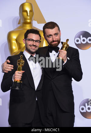 Jimmy la nuca, Sam Smith 110 all'88Academy Awards Oscars 2016 al Dolby Theatre di Los Angeles. Febbraio 28, 2016. Premere RoomJimmy nuca, Sam Smith 110A 88th Academy of Motion Picture Premi Oscar 2016. Oscar trofeo, Oscar Sala stampa 2016, vincitore con il trofeo nel 2016, la statua di Oscar 2016 88th Oscar Sala Stampa Foto Stock