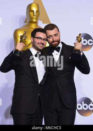 Jimmy la nuca, Sam Smith 111 all'88Academy Awards Oscars 2016 al Dolby Theatre di Los Angeles. Febbraio 28, 2016. Premere RoomJimmy nuca, Sam Smith 111 88th Academy of Motion Picture Premi Oscar 2016. Oscar trofeo, Oscar Sala stampa 2016, vincitore con il trofeo nel 2016, la statua di Oscar 2016 88th Oscar Sala Stampa Foto Stock