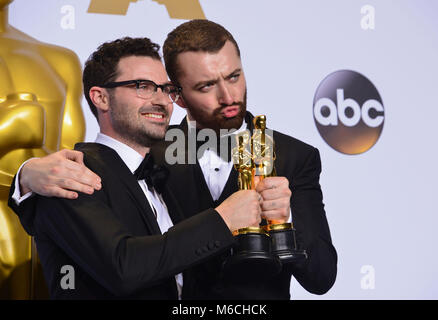 Jimmy la nuca, Sam Smith 112 a 88 Academy Awards Oscars 2016 al Dolby Theatre di Los Angeles. Febbraio 28, 2016. Premere RoomJimmy nuca, Sam Smith 112A 88th Academy of Motion Picture Premi Oscar 2016. Oscar trofeo, Oscar Sala stampa 2016, vincitore con il trofeo nel 2016, la statua di Oscar 2016 88th Oscar Sala Stampa Foto Stock