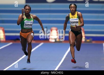 La Costa d Avorio di Murielle Ahoure (sinistra) sul suo modo di vincere l'oro nel femminile 60m finale precedendo la Giamaica nella Elaine Thompson (destro) nella quarta durante il giorno due del 2018 IAAF Indoor campionati mondiali all'Arena di Birmingham. Foto Stock