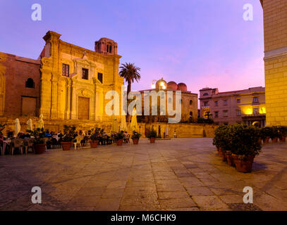 Piazza Bellini nel crepuscolo, dietro la chiesa di San Cataldo, Palermo, Sicilia, Italia Foto Stock