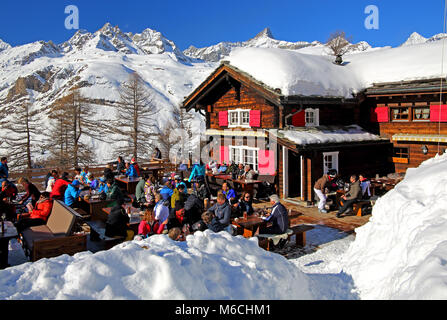 Mountain Inn con terrazza per prendere il sole in inverno sulla Riffelalp 2222m, nel retro Obergabelhorn 4063m e 4221Zinalrothorn m, Zermatt Foto Stock