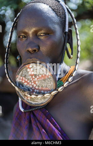 Donna con piastra a labbro dalla tribù dei Mursi, sud della regione della nazione, Etiopia Foto Stock