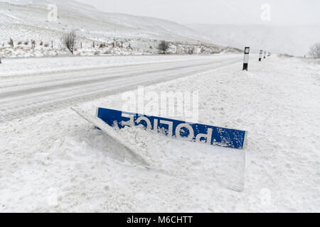 Meteo FOTO DEL GALLES nella foto: un 'Polizia Slow' segno coperto di neve a lato della A470 strada in piani di bracci, Brecon Beacons nel Galles del Sud, Regno Unito. F Foto Stock