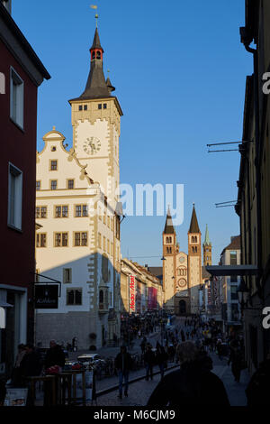 Würzburg, Germania - Febbraio 14, 2018: vista dal vecchio ponte principale (Alte Mainbrücke) ad Altes Rathaus Grafeneckart e Wuerzburger Cattedrale (Würzburger Foto Stock