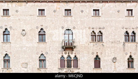 La facciata principale del Palazzetto Veziano (palazzo Veneziano), antico edificio storico a Udine, Italia. Tradizionale architettura italiana Foto Stock