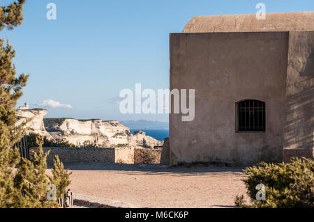 Corsica: la costruzione di pietra a livello internazionale Bouches de Bonifacio parco marino, riserva naturale sulle bianche scogliere calcaree di Bocche di Bonifacio Foto Stock